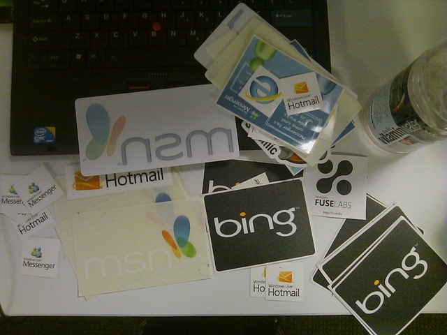 微软贴纸展：Hotmail、Messenger、MSN、Bing、IE，还有 FUSE Labs