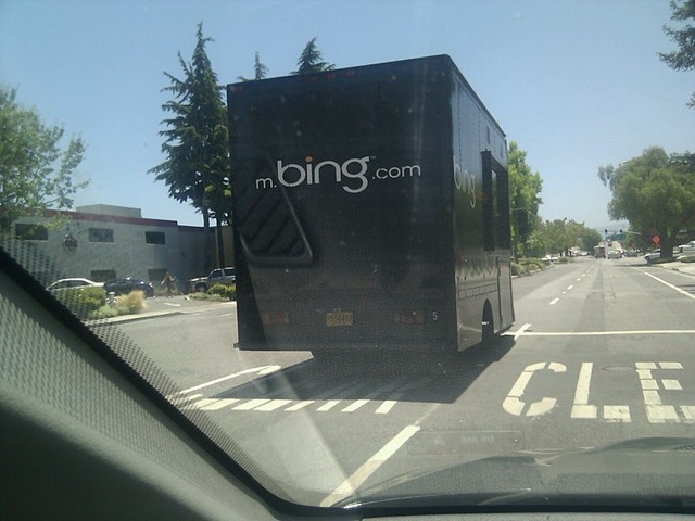 微软 Bing 专用车在 Google 总部附近被拍