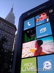 为庆祝美国市场新 WP 手机开售，微软建巨型 Windows Phone 模型