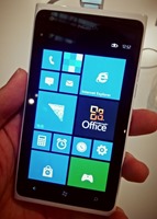 搭载 Windows Phone 7.8 的 Nokia Lumia 900 出现于上海来福士
