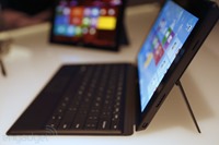 Engadget 也有发布 Surface Pro 简单体验上手相册