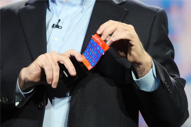 三星联合微软展示弯曲屏幕 Youm，以及 Windows Phone 8 原型设备