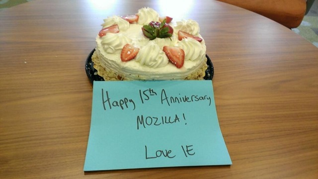 IE 团队赠蛋糕庆祝 Mozilla 15 岁生日