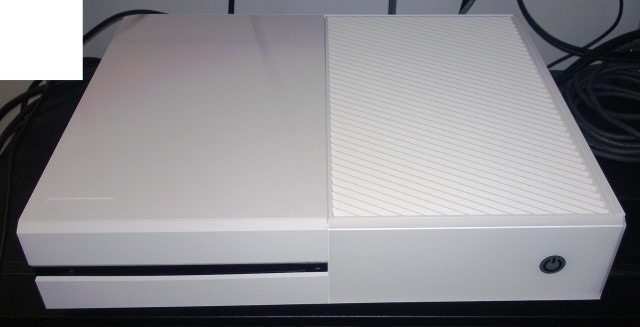 Xbox One 白色开发版、多款原型设计曝光