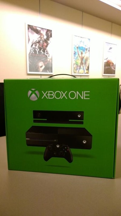 刚下生产线的 Xbox One 零售版包装