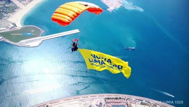 诺基亚官方视频：Lumia 1020 迪拜跳伞快递