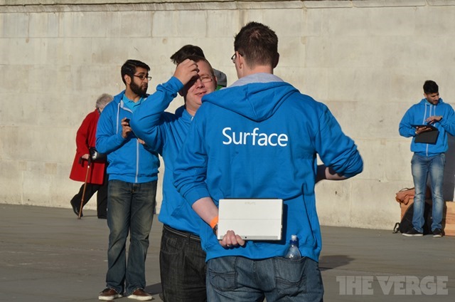 微软在伦敦搭建 383 英寸巨屏 Surface 平板