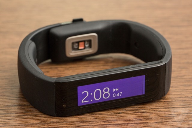 microsoft-band-hands-on-1_2040_verge_super_wide