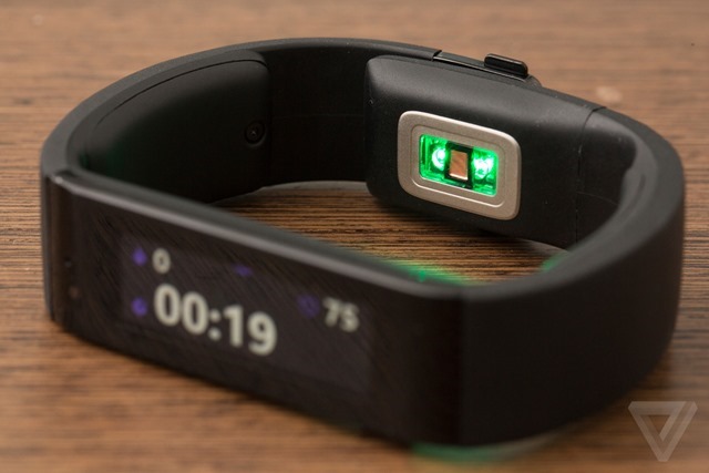 microsoft-band-hands-on-2_2040_verge_super_wide