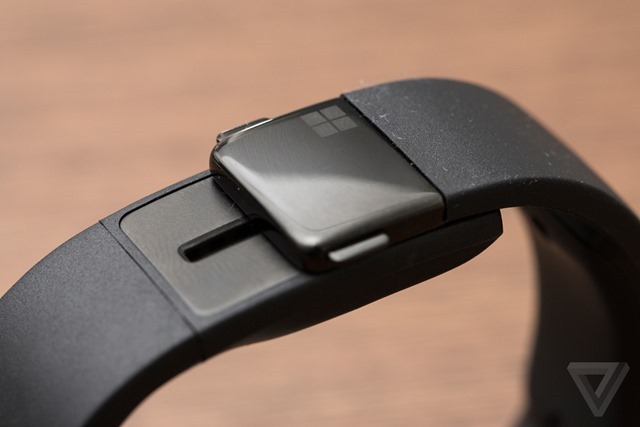 microsoft-band-hands-on-5_2040_verge_super_wide
