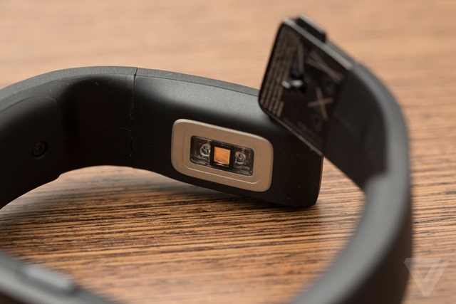 microsoft-band-hands-on-9_2040_verge_super_wide