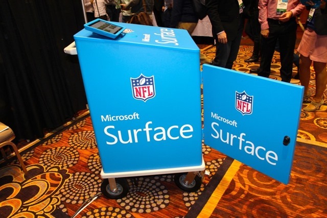 微软携 Surface Pro 3 NFL 设备参加 CES 2015